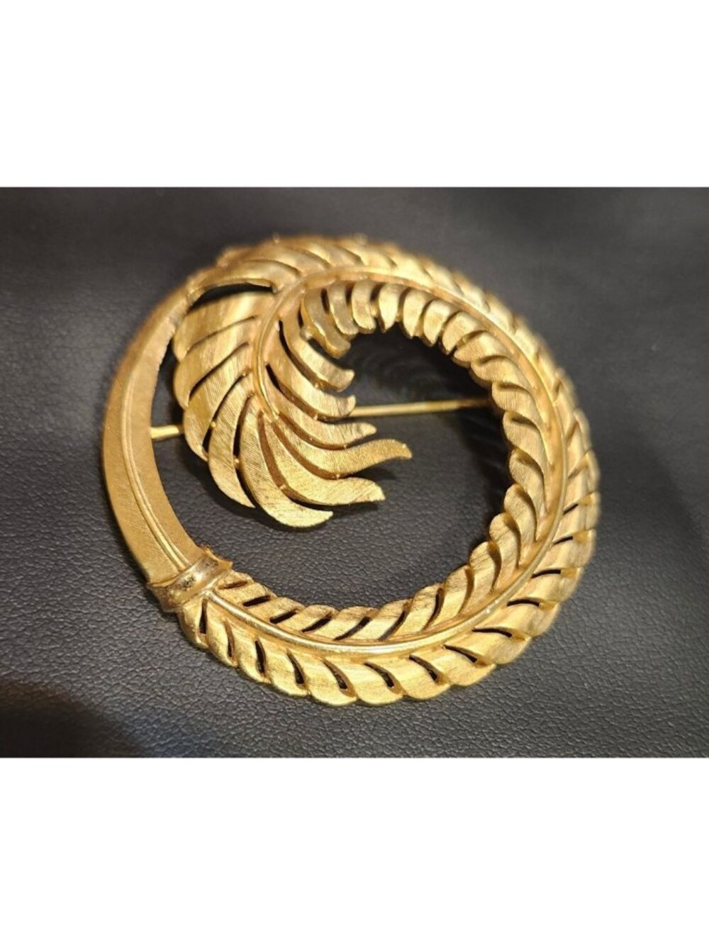 Vintage Crown Trifari Gold Tone Circular Brooch With Textured Leaf Design Mid-Ce